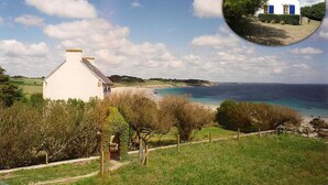 A coastal house with a white exterior, a visible garden, and a view of the sea. - Exceptional sea and island view. A haven for nature in a protected site (Névez)