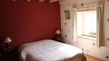 2 bedrooms, desk, iron/ironing board, travel cot