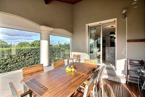 Outdoor dining - Beautiful Villa with Large Heated Pool and Sea Water, 5 km from the Beach (Portiragnes)