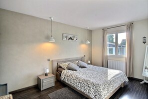 6 bedrooms, iron/ironing board, free WiFi, bed sheets - Beautiful Villa with Large Heated Pool and Sea Water, 5 km from the Beach (Portiragnes)