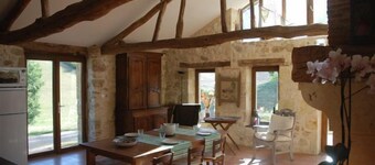 sjarmerende hytte i et gammelt restaurert våningshus, rolig og omgitt av natur - svømmebasseng