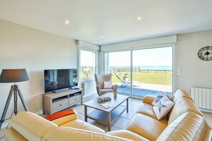 Smart TV, fireplace, books - Seafront house. (Quinéville)