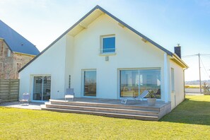 Terrace/patio - Seafront house. (Quinéville)