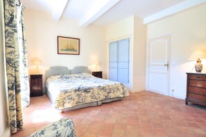12 bedrooms, iron/ironing board, travel cot, free WiFi - The charm of a bastide in private domain with large pool (Thézan-Des-Corbières)