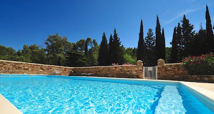 El encanto de una bastida en el dominio privado con gran piscina