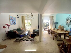 Fernseher, Bücher, Stereoanlage