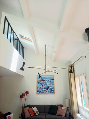 Tv, bøger, stereoanlæg