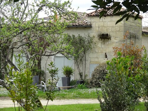 18th century charming house with swimming pool 15 minutes from Bordeaux.