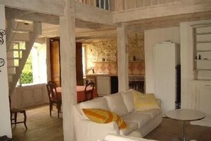 電視、壁爐、乒乓球設施、書籍