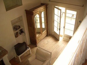 TV, lareira, mesa de pingue-pongue, livros