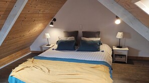 3 bedrooms, iron/ironing board, WiFi, bed sheets