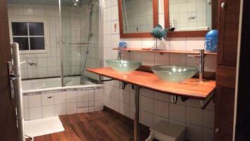 Ensemble douche/baignoire, sĂšche-cheveux, serviettes fournies