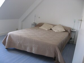 3 habitaciones y tabla de planchar con plancha 