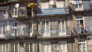 A multi-story building with balconies, satellite dishes, and laundry hanging. - Near the beach, detached single-storey house, enclosed garden, nearby golf course (Vila Nova de Gaia)