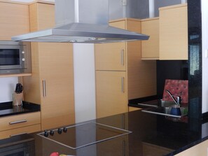 Réfrigérateur, four à micro-ondes, un four, surface de cuisson