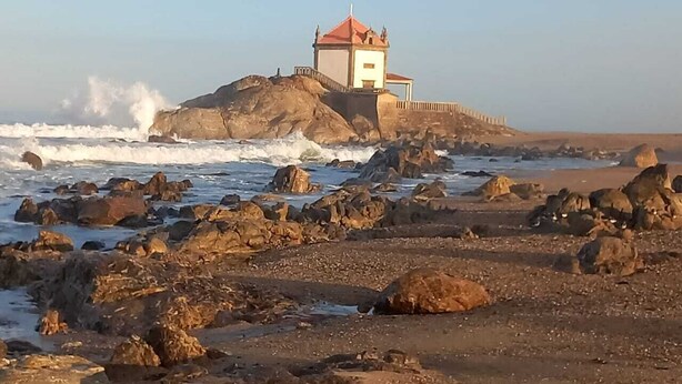A lighthouse on a rocky outcrop with waves crashing nearby. - Near the beach, detached single-storey house, enclosed garden, nearby golf course (Vila Nova de Gaia)