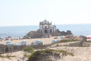 Plage à proximité, chaise longue