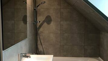 Een bad, een haardroger, toiletpapier