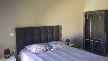 3 slaapkamers, een strijkplank/strijkijzer, reisbedje, gratis wifi