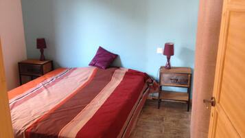 4 bedrooms, iron/ironing board, free WiFi, bed sheets