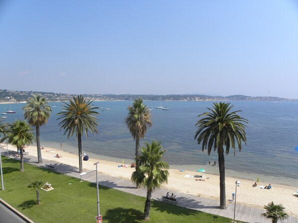 On the beach - 2 Room Apartment 47 m² + Terrace. Sea Front - Panoramic Sea View (Bandol)
