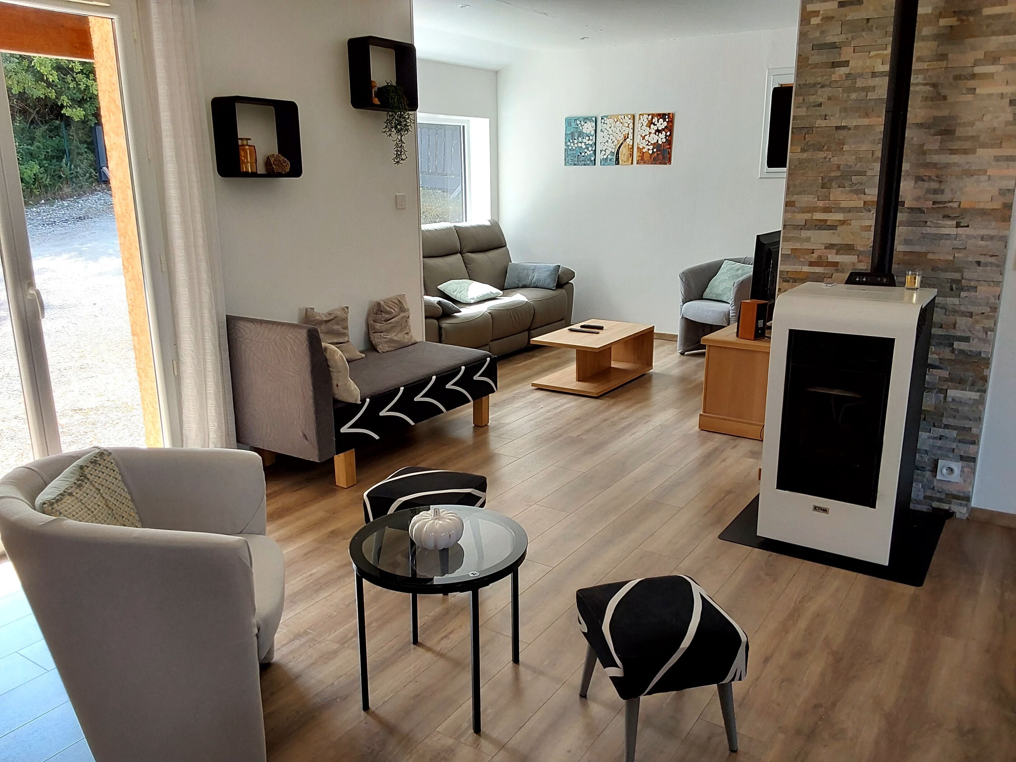 電視、書籍、影像庫、音響