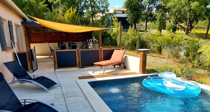 Ruhige unabhängige Villa mit Aussicht und privatem beheiztem Pool