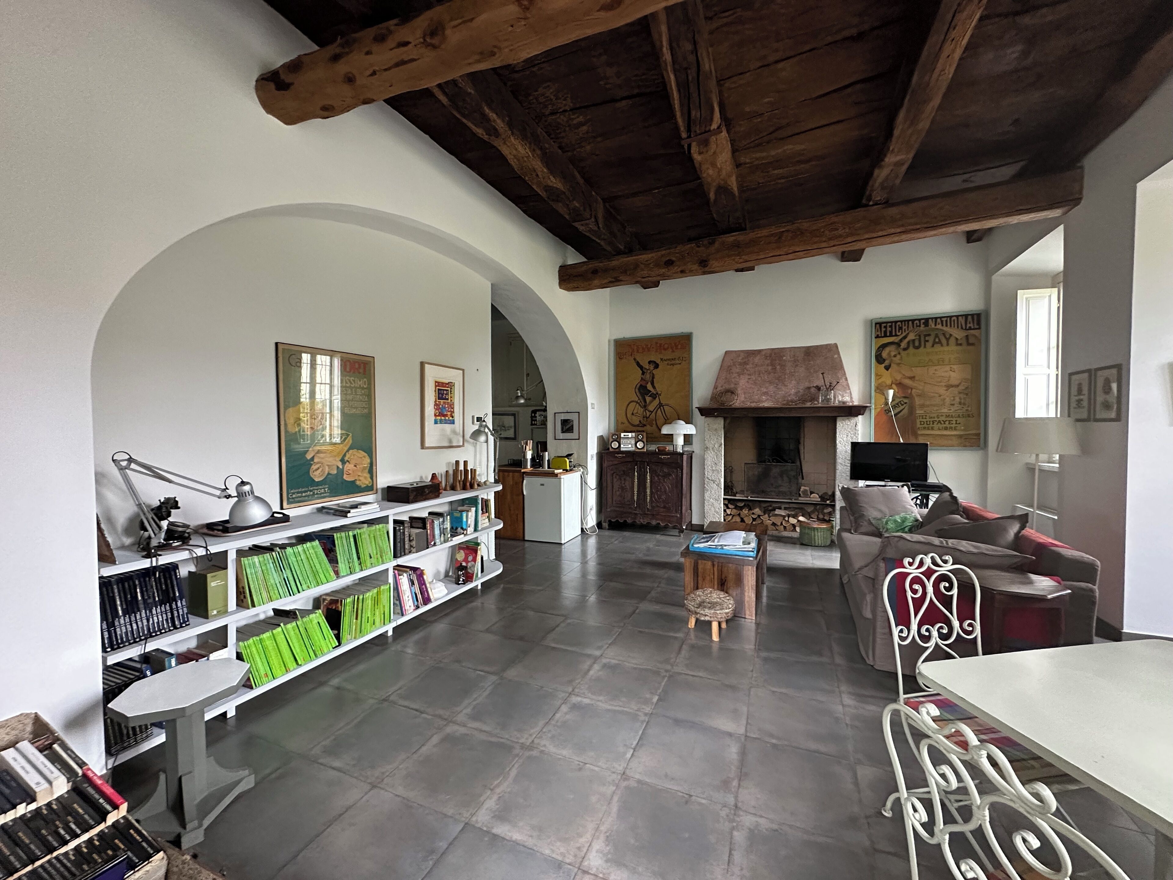 Fernseher, Kamin, DVD-Player, Bücher