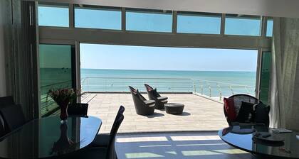 VILLA 180m2 -pieds dans lâeau-Terrasse 60m2 sur la mer-4chambres -Garage-Clim