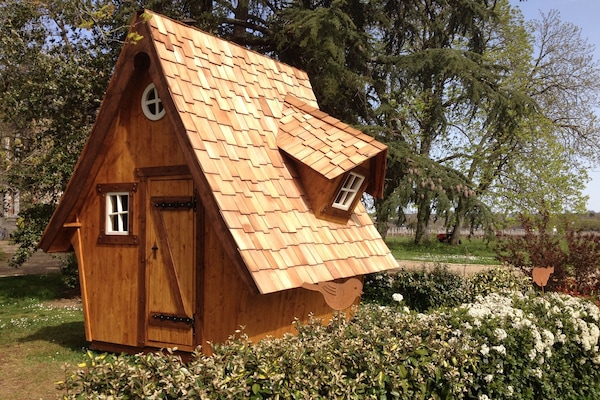 Un drôle abri de jardin orne la propriété du Domaine des Gauliers
