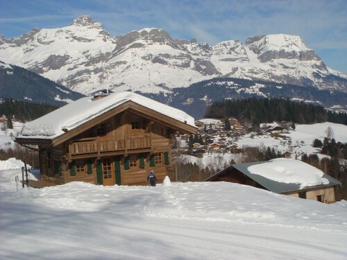 Lovely little cottage on the edge of the slopes, beautiful view of Mont Blanc