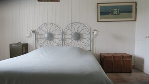 4 bedrooms, iron/ironing board, travel cot, free WiFi