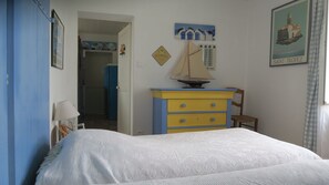 A bedroom with a bed, a dresser, and a sailboat model on top. - Maisonsdouces KERGANE Le Vieil, La Madeleine, 10 meters from the beach, on the Dune (Noirmoutier-en-l'Ile)