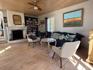 Smart TV, fireplace, DVD player, books - Maisonsdouces KERGANE Le Vieil, La Madeleine, 10 meters from the beach, on the Dune (Noirmoutier-en-l'Ile)