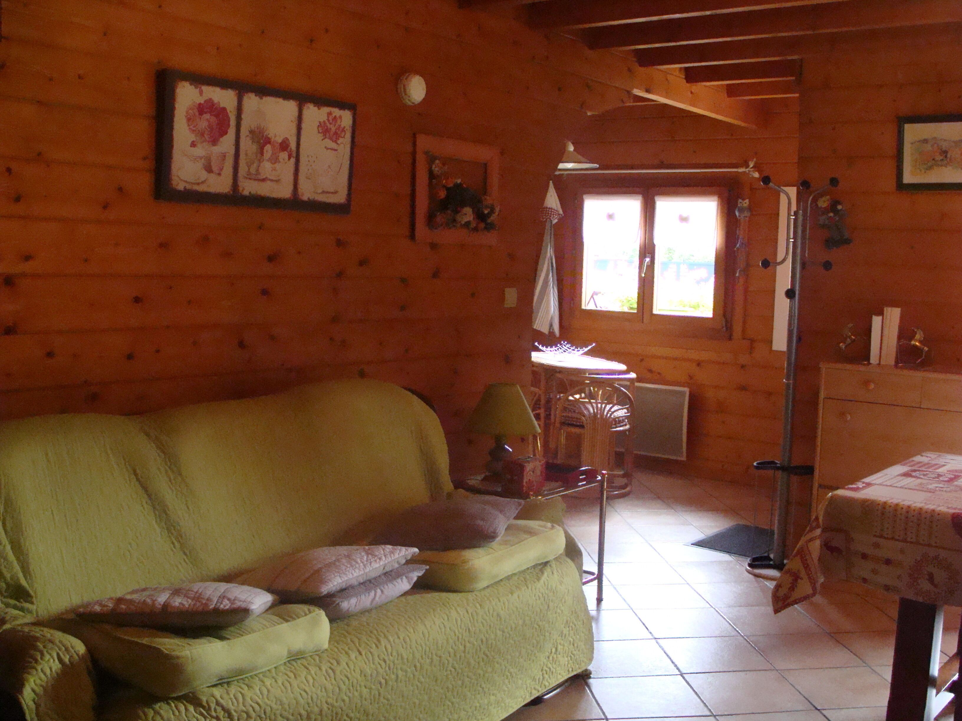 Fernseher, Kamin, DVD-Player, Bücher