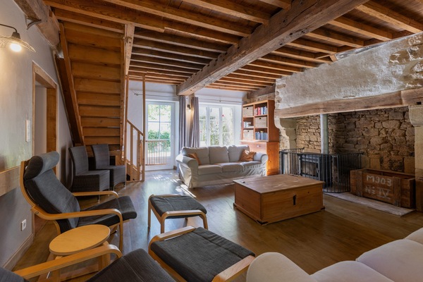 Fernseher, Kamin, Bücher