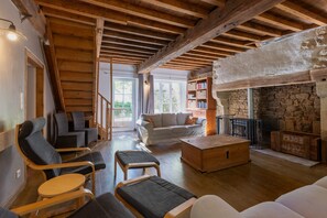 Televisie, een open haard en boeken