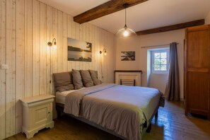 6 slaapkamers, een strijkplank/strijkijzer, reisbedje, gratis wifi