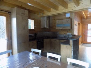 Fridge, microwave, oven, stovetop - Chalet in a quiet location, private pond for fishing or swimming - 5 Bedrooms- (Saint-Maurice-Sur-Moselle)