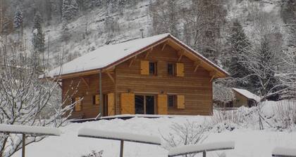 Ruhiges Chalet, privater Teich zum Angeln oder Baden 4 km von Geschäften entfernt