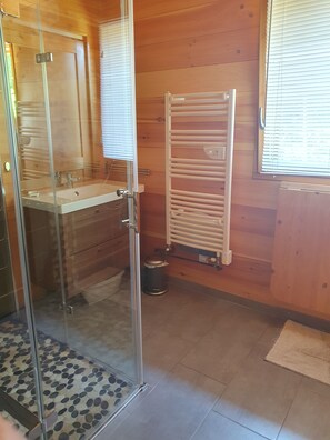 Badewanne, Haartrockner, Handtücher