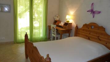 4 bedrooms, desk, iron/ironing board, travel cot