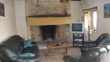 Televisie, een open haard en een dvd-speler