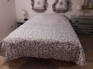 2 bedrooms, iron/ironing board, travel cot, free WiFi