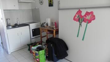 Réfrigérateur, micro-ondes, four, plaque de cuisson