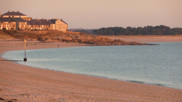 A coastal scene with a building on the left and a sandy beach in the foreground. - 2 roomed apartment for 4 to 5pers, ground garden, stunning sea views, à150m Beach (Arzon)