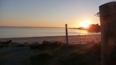 2 roomed apartment for 4 to 5pers, ground garden, stunning sea views, à150m Beach