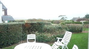 Property grounds - 2 roomed apartment for 4 to 5pers, ground garden, stunning sea views, à150m Beach (Arzon)