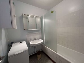 Bathroom - Beachfront 2-Bed Apt with Ocean View, Close to Amenities, Sleeps 6 (Saint-Jean-de-Monts)