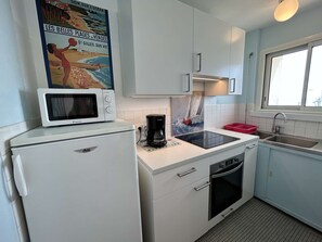 Geladeira, micro-ondas, fogão, cooktop
